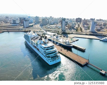 春の北海道函館市で函館港に寄港するクルーズ船シーボーンクエスト号の風景を空撮 125335980