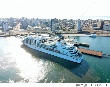 春の北海道函館市で函館港に寄港するクルーズ船シーボーンクエスト号の風景を空撮 125335981