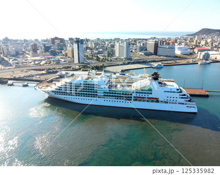 春の北海道函館市で函館港に寄港するクルーズ船シーボーンクエスト号の風景を空撮 春の北海道函館市で函館港に寄港するクルーズ船シーボーンクエスト号の風景を空撮 125335982