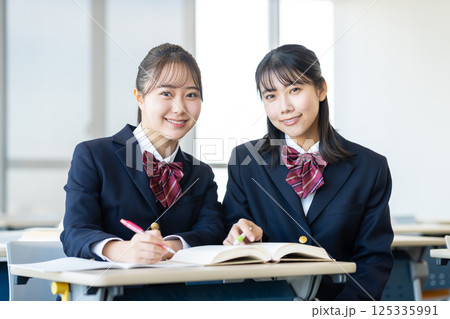 勉強する女子高生 撮影協力:学校法人電波学園 東京電子専門学校 勉強する女子高生 撮影協力:学校法人電波学園 東京電子専門学校 125335991