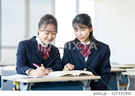 勉強する女子高生　撮影協力：学校法人電波学園　東京電子専門学校 125335992