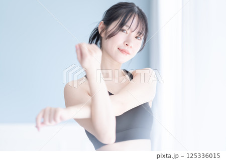 爽やかな若い女性の健康的なイメージ 125336015