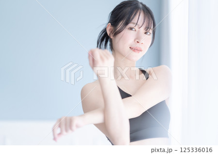 爽やかな若い女性の健康的なイメージ 125336016