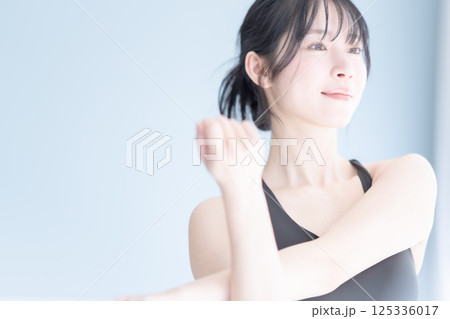 爽やかな若い女性の健康的なイメージ 125336017