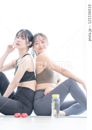 新生活で大きく変わろうとする若い女性の健康的トレーニングイメージ 125336019