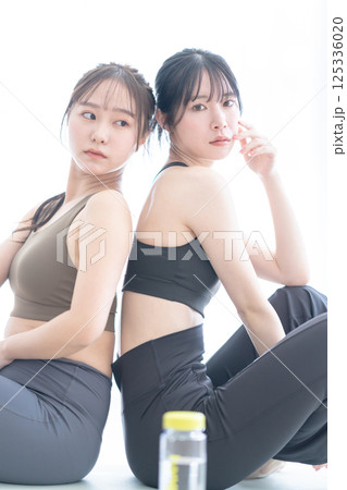 新生活で大きく変わろうとする若い女性の健康的トレーニングイメージ 125336020