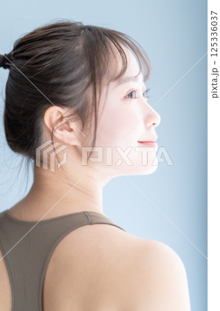 セパレートを着た健康的な美容脱毛のイメージ 125336037