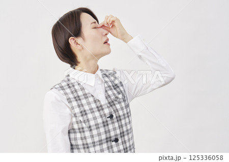 女性　事務員　眼精疲労　白背景 125336058