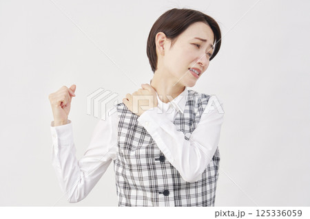 女性 事務員 四十肩 白背景 女性 事務員 四十肩 白背景 125336059