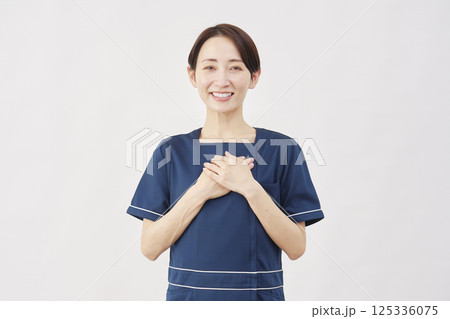 女性 美容看護師 安心する 白背景 女性 美容看護師 安心する 白背景 125336075