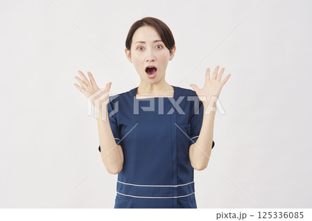 女性 美容看護師 驚く 白背景 女性 美容看護師 驚く 白背景 125336085
