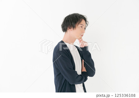 腕組みをして立つ30代男性 腕組みをして立つ30代男性 125336108
