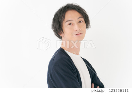 腕組みをして立つ30代男性 125336111