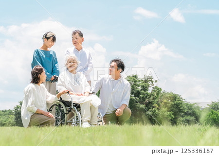 公園にいる三世代ファミリー,三世代家族 公園にいる三世代ファミリー,三世代家族 125336187