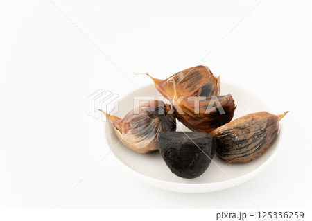 小皿に載せた黒にんにく 125336259