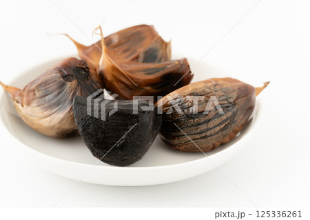 小皿に載せた黒にんにく 小皿に載せた黒にんにく 125336261