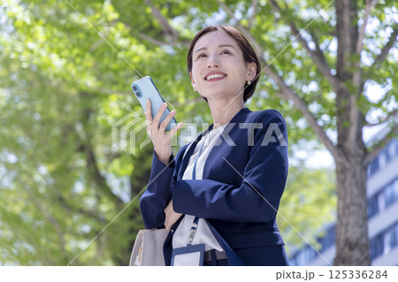 ビジネス　スマホを持っている女性のポートレート 125336284