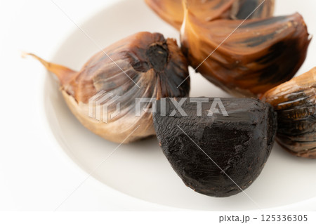黒にんにくのクローズアップ 125336305