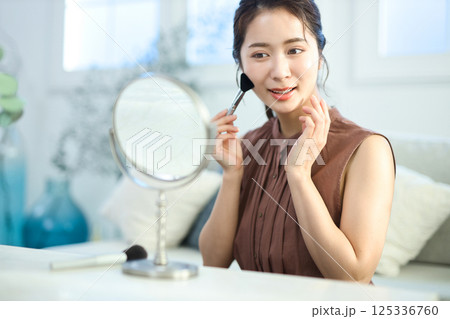 メイク中の若い女性 メイク中の若い女性 125336760