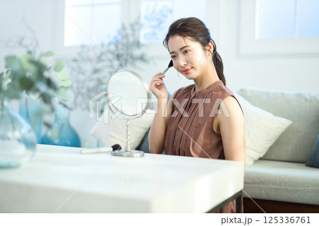 メイク中の若い女性 125336761