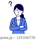 首をかしげて考えるスーツ姿の女性 125336770