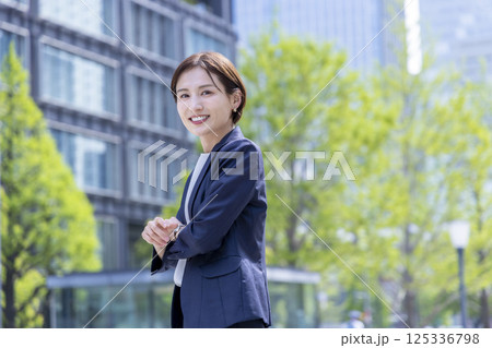 ビジネス　オフィス街を歩く女性のポートレート 125336798
