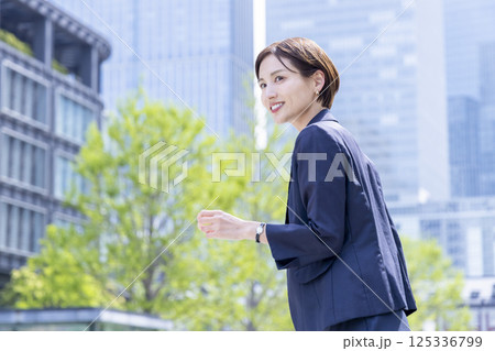ビジネス　オフィス街を歩く女性のポートレート 125336799
