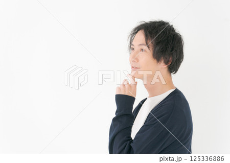 悩むポーズの30代男性 125336886