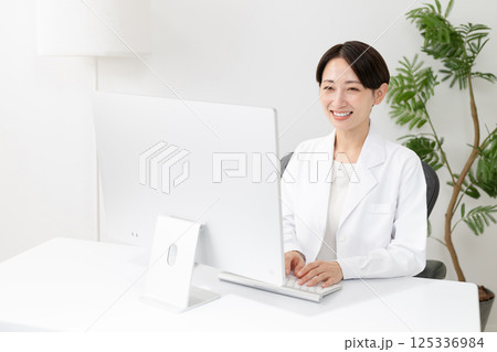 白衣を着た女性 125336984