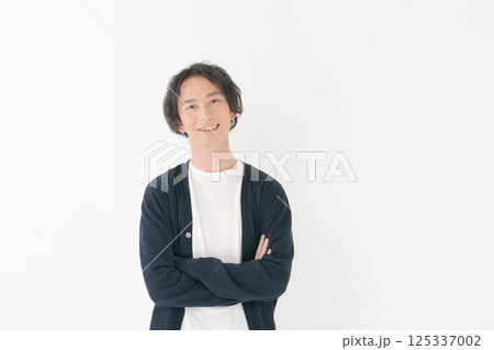 腕組みする笑顔の30代男性 125337002