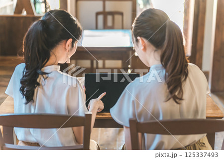 カフェ・レストラン・飲食店でメニューを注文する女性客 125337493