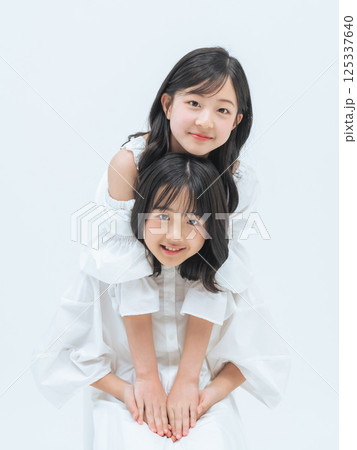 仲良し姉妹のポートレート 125337640
