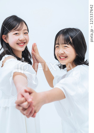 仲良し姉妹のポートレート 仲良し姉妹のポートレート 125337642