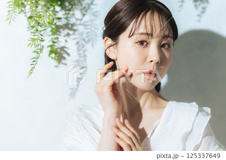 女性の美容・スキンケアイメージ 女性の美容・スキンケアイメージ 125337649