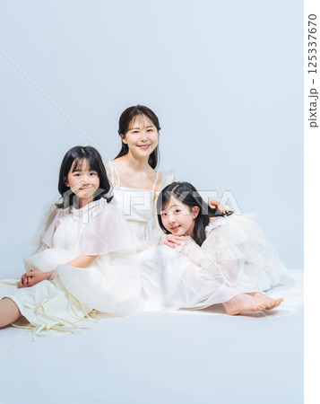 寄り添う母娘のポートレート 125337670