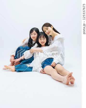 寄り添う母娘のポートレート 125337673