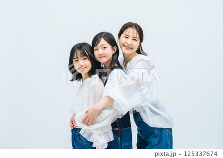 寄り添う母娘のポートレート 125337674