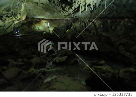 天井から傘づくしが垂れ下がる秋芳洞の風景 125337733