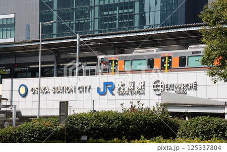 JR大阪駅と環状線の車両 125337804