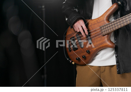 楽器を弾くミュージシャン 125337811