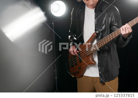 楽器を弾くミュージシャン 125337815