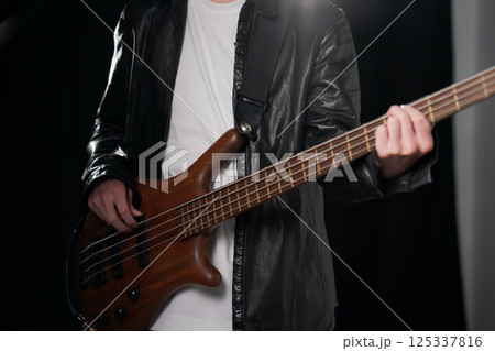 楽器を弾くミュージシャン 125337816