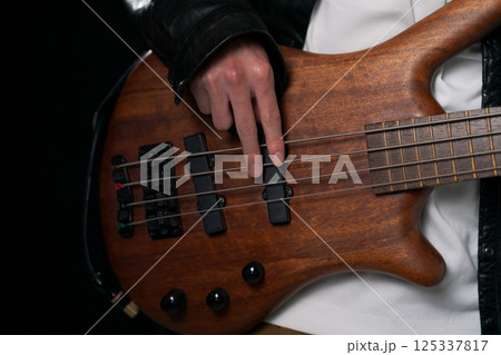 楽器を弾くミュージシャン 楽器を弾くミュージシャン 125337817