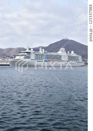 春の北海道函館市で函館港に寄港するクルーズ船シルバーノヴァ号の風景を撮影 春の北海道函館市で函館港に寄港するクルーズ船シルバーノヴァ号の風景を撮影 125337868