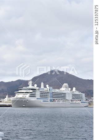 春の北海道函館市で函館港に寄港するクルーズ船シルバーノヴァ号の風景を撮影 125337875