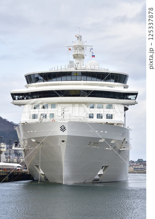 春の北海道函館市で函館港に寄港するクルーズ船シルバーノヴァ号の風景を撮影 125337878