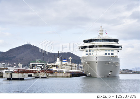 春の北海道函館市で函館港に寄港するクルーズ船シルバーノヴァ号の風景を撮影 125337879
