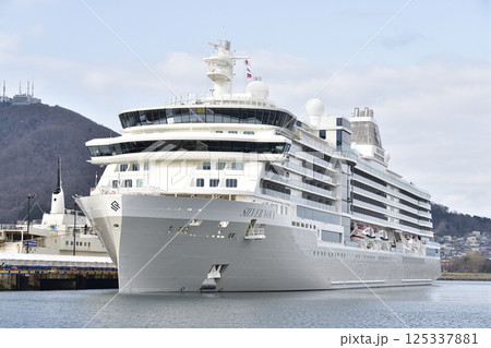 春の北海道函館市で函館港に寄港するクルーズ船シルバーノヴァ号の風景を撮影 125337881