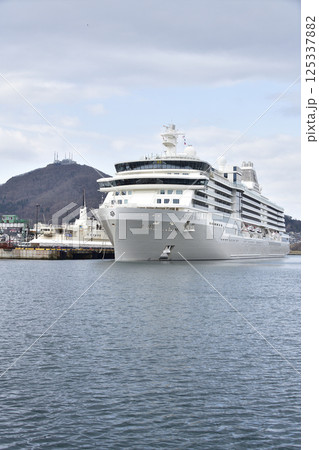 春の北海道函館市で函館港に寄港するクルーズ船シルバーノヴァ号の風景を撮影 春の北海道函館市で函館港に寄港するクルーズ船シルバーノヴァ号の風景を撮影 125337882