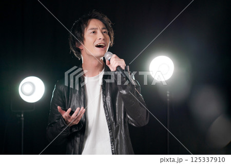 歌を歌うミュージシャン 歌を歌うミュージシャン 125337910